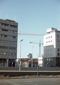 801816 Gezicht op de bouwplaats voor het kantoorgebouw Trindeborch (Catharijnesingel 55) te Utrecht, met links een deel ...